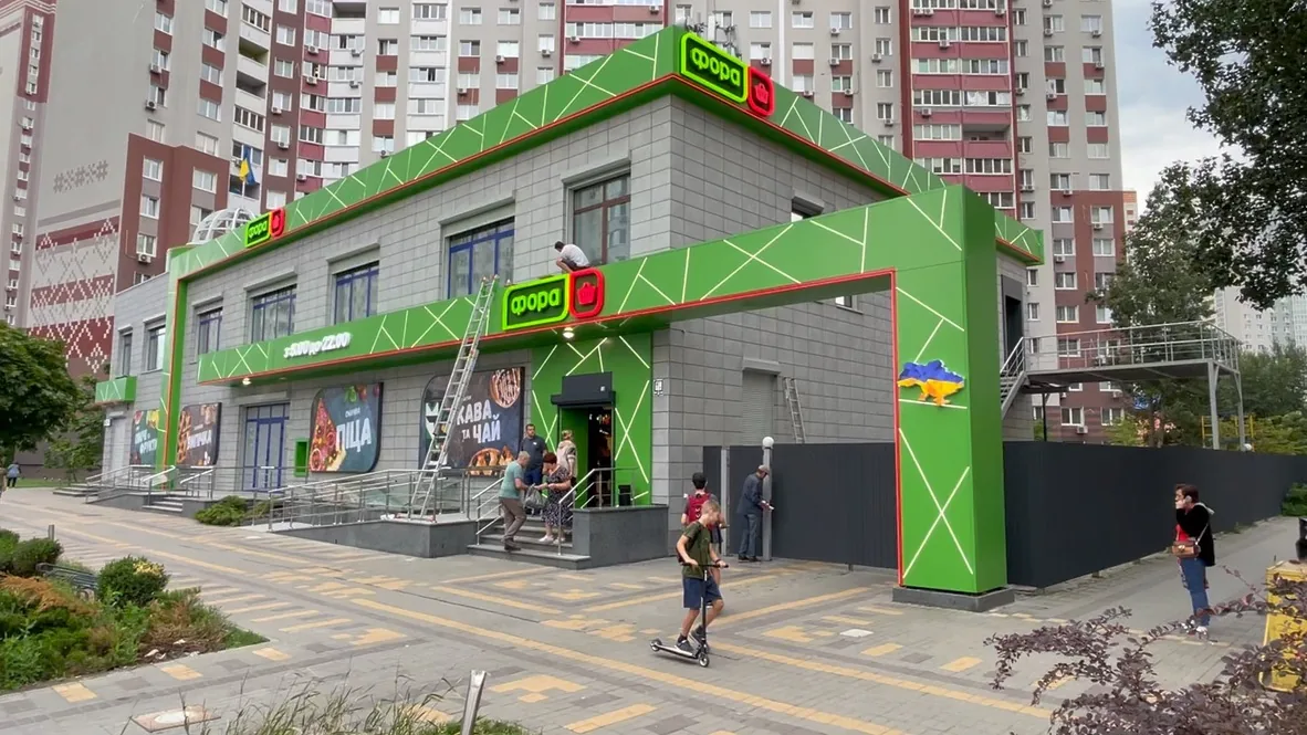 Об’ємні букви для мережі магазинів Фора на фасаді