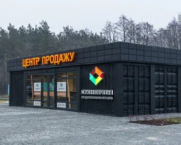 Світлова вивіска магазину на фасаді будівлі вночі