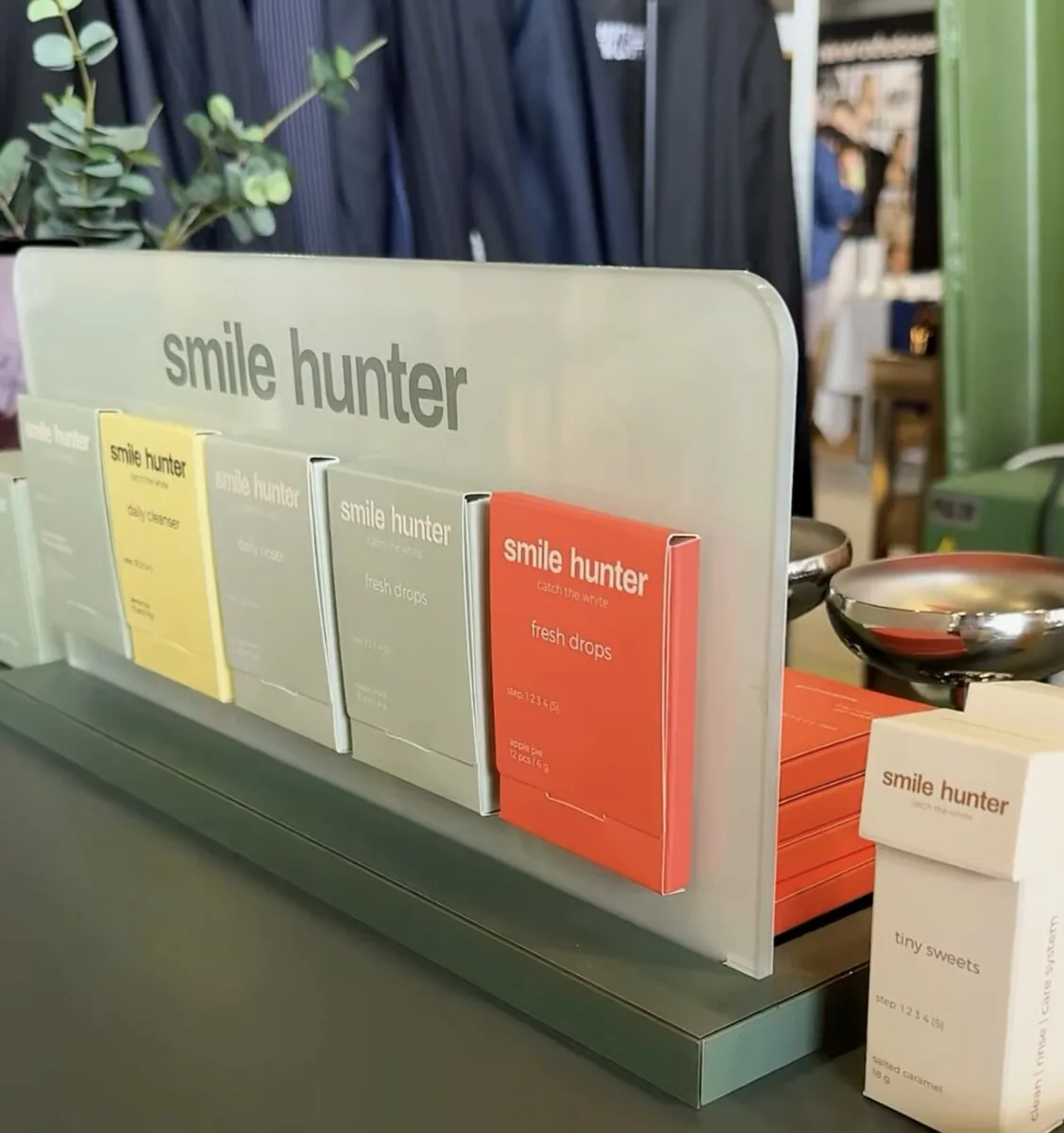Настільний дисплей Smile Hunter — компактна акрилова конструкція для косметики на прилавку