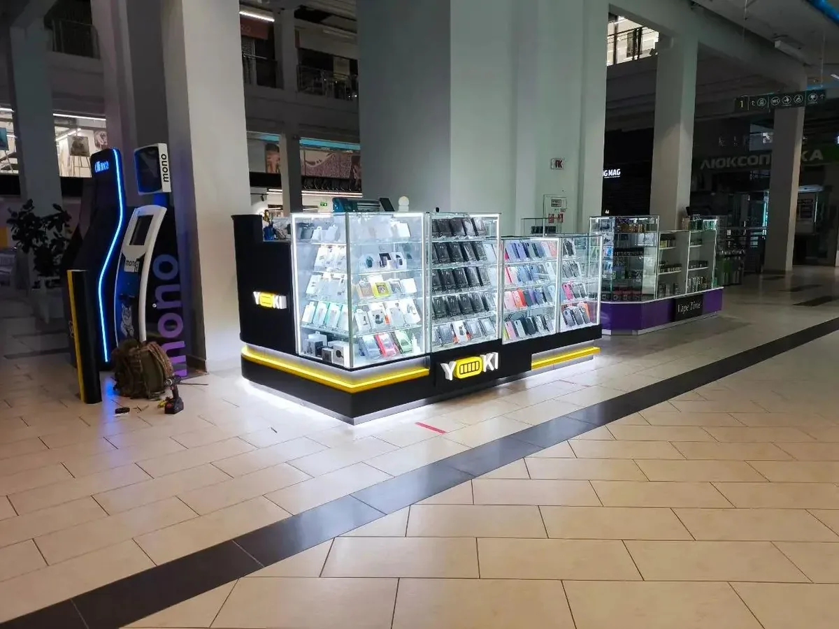Торговий острів YOKI у ТРЦ — бренд-зона зі скляними вітринами та підсвіткою