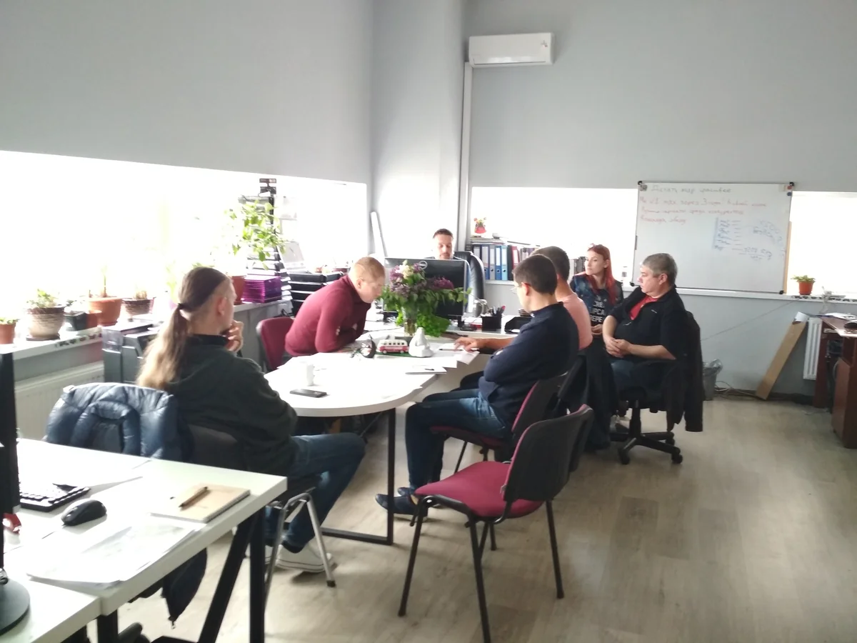 Команда виробництва Рекламастер за роботою