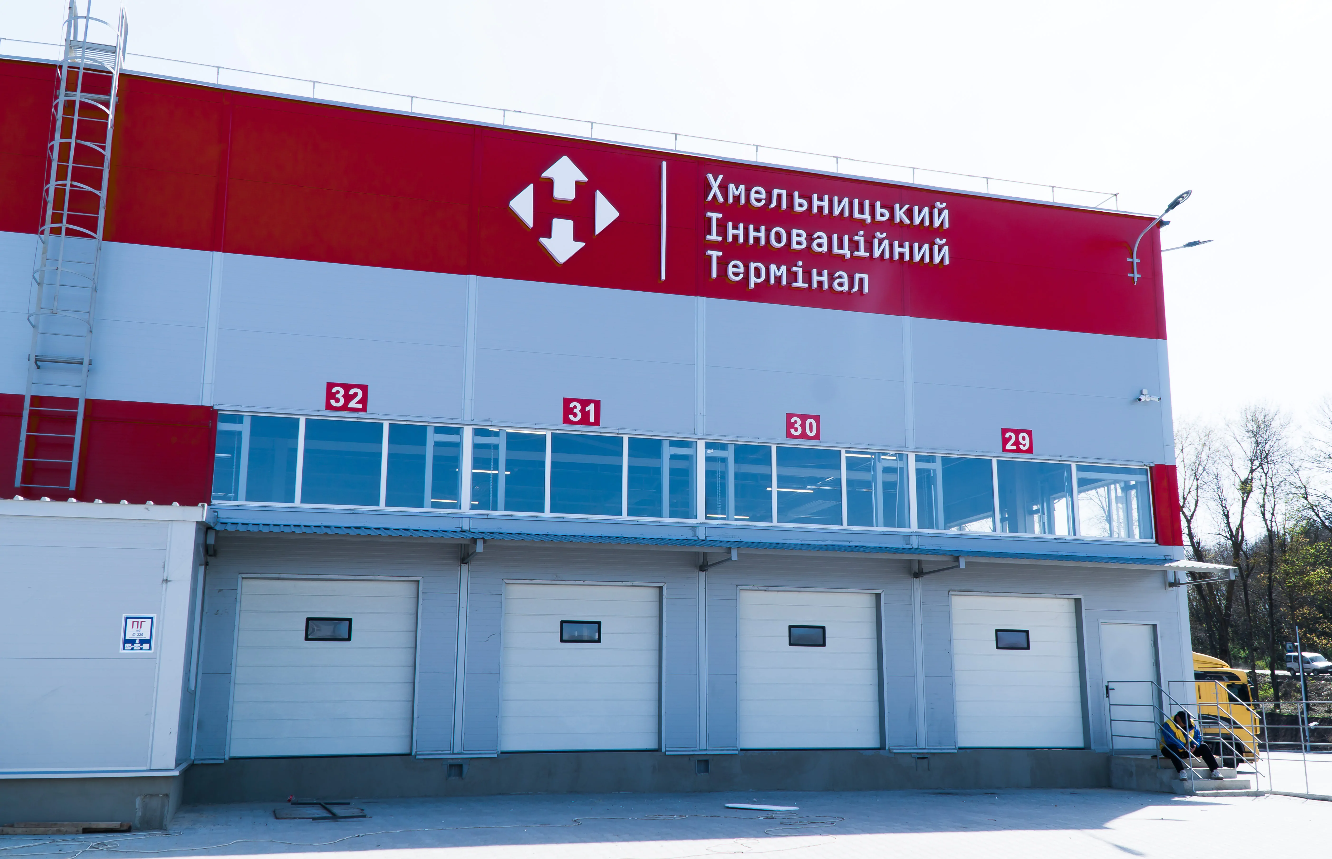 Оформление терминалов Новой Почты — брендирование фасада