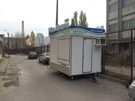 Оформлення торгового причепу рекламною плівкою