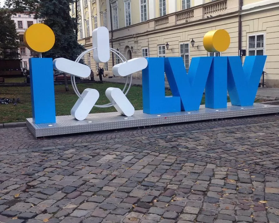 Несвітлові рекламні букви на фасаді магазину зразок 3