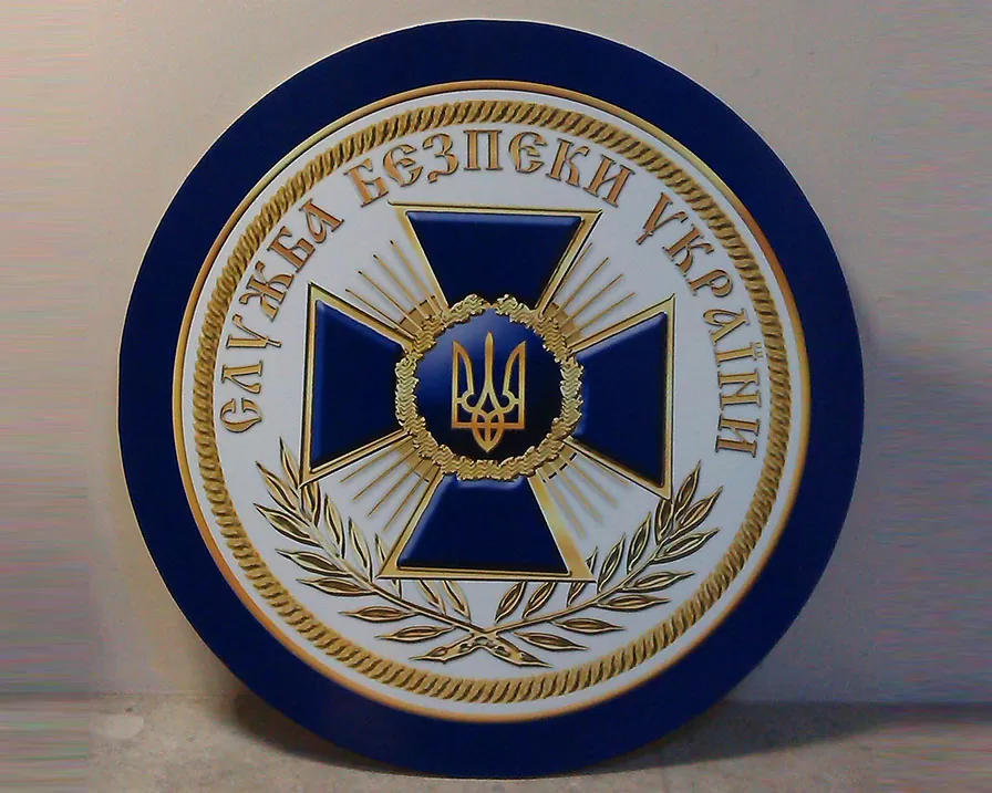 Декоративний світловий герб з підсвіткою на фасаді будівлі