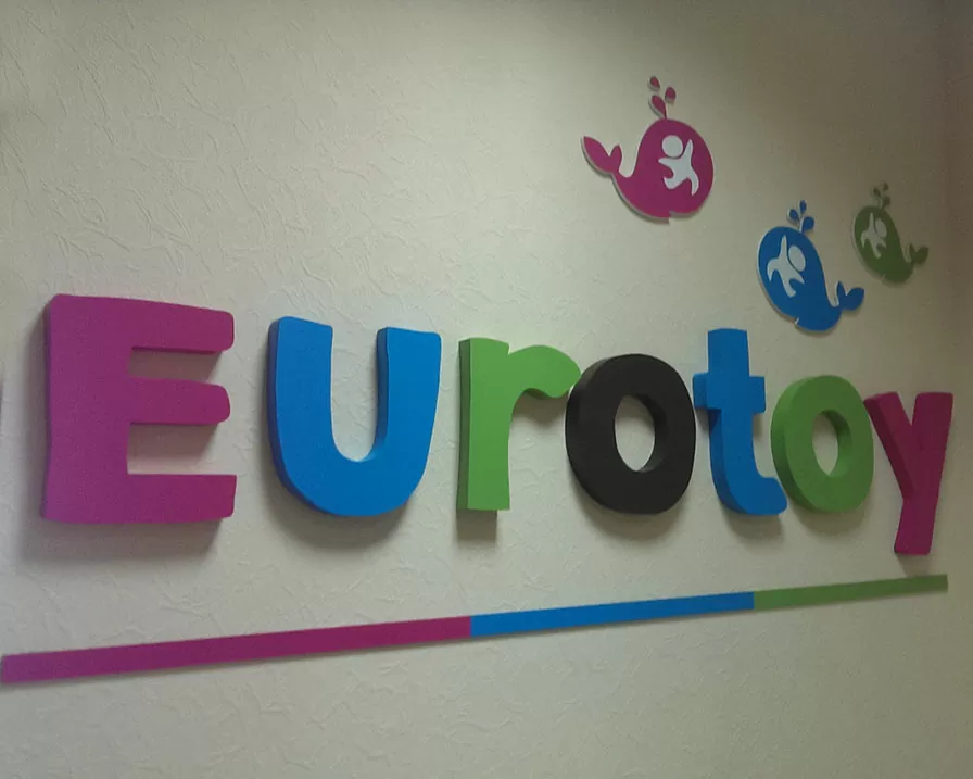 Консольна рекламна вивіска Euroto на фасаді магазину