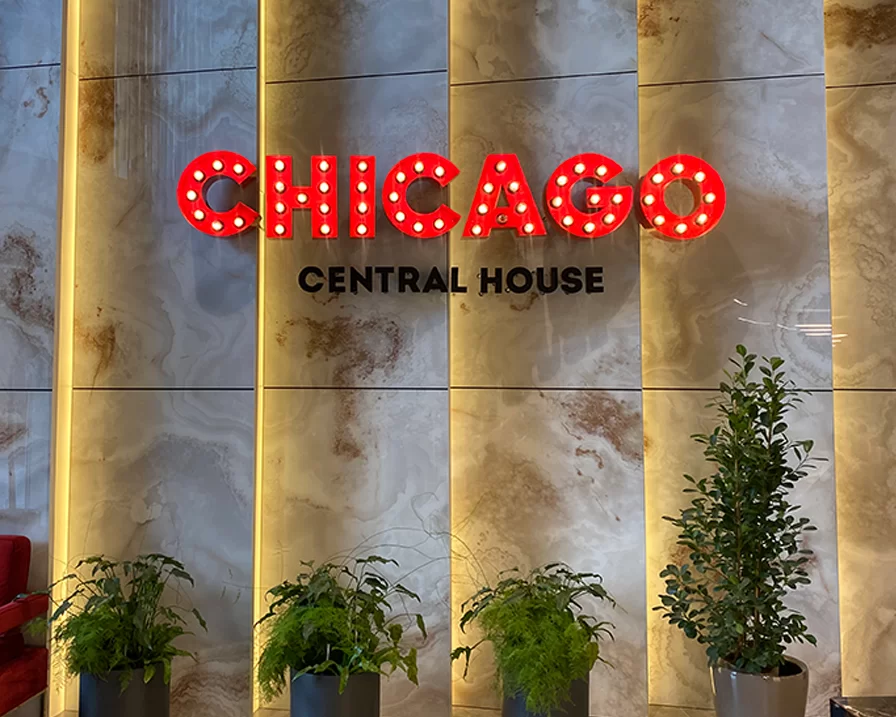 Світлові обʼємні літери CHICAGO з лампочками на фасаді