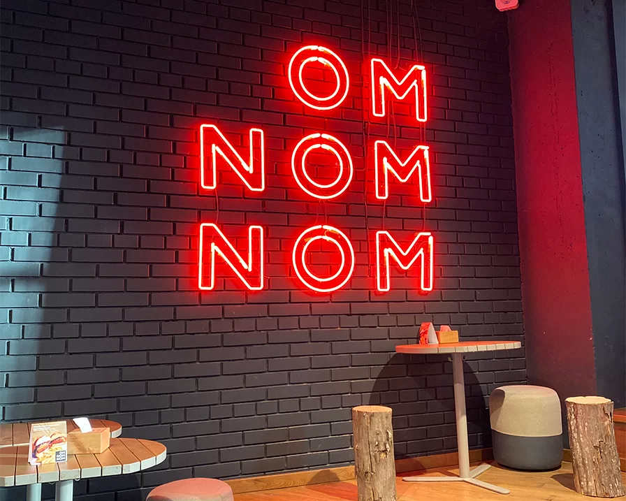 Холодний неон вивіска OM NOM NOM зелено-помаранчеве світіння